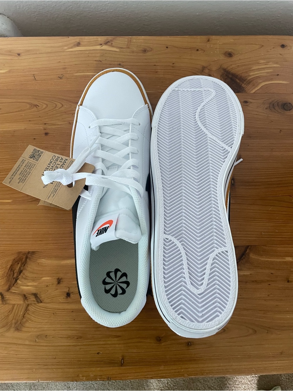 Nike Men’s Low-Top Sneakers - Picture 4 of 5